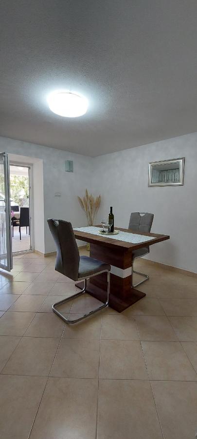 Apartmani Diva Malinska Ngoại thất bức ảnh